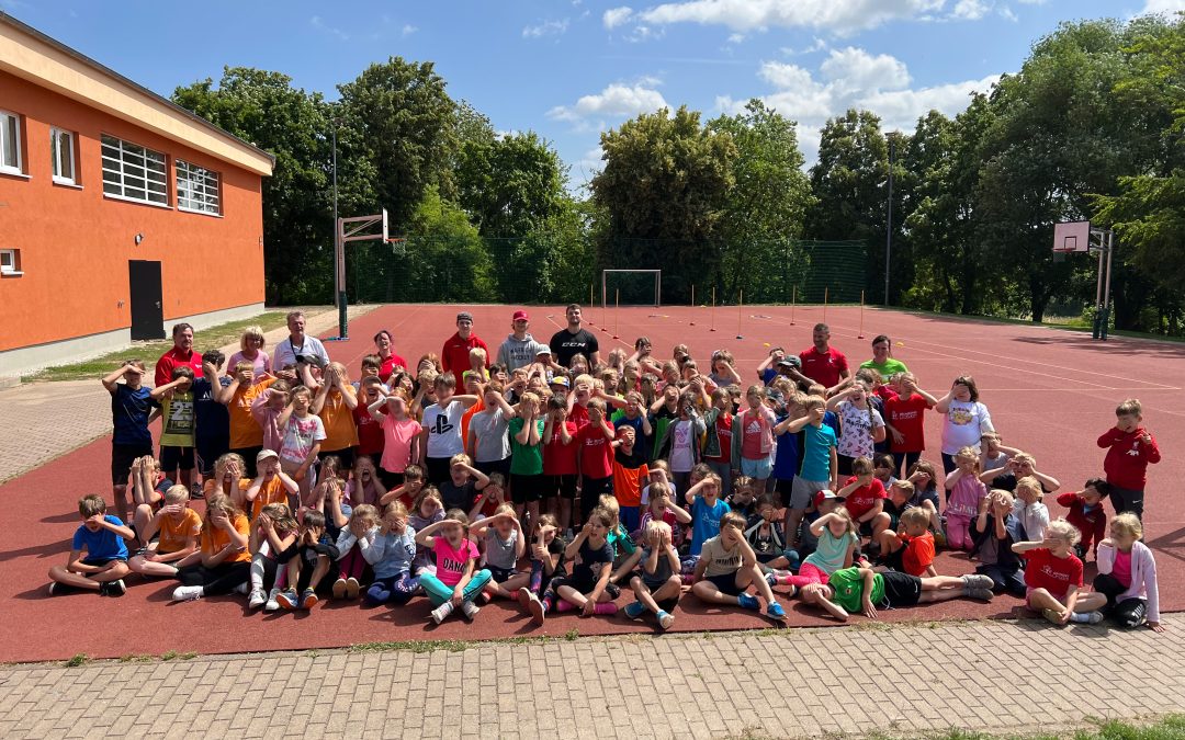 Eispiraten zu Gast an Grundschule in Droßdorf