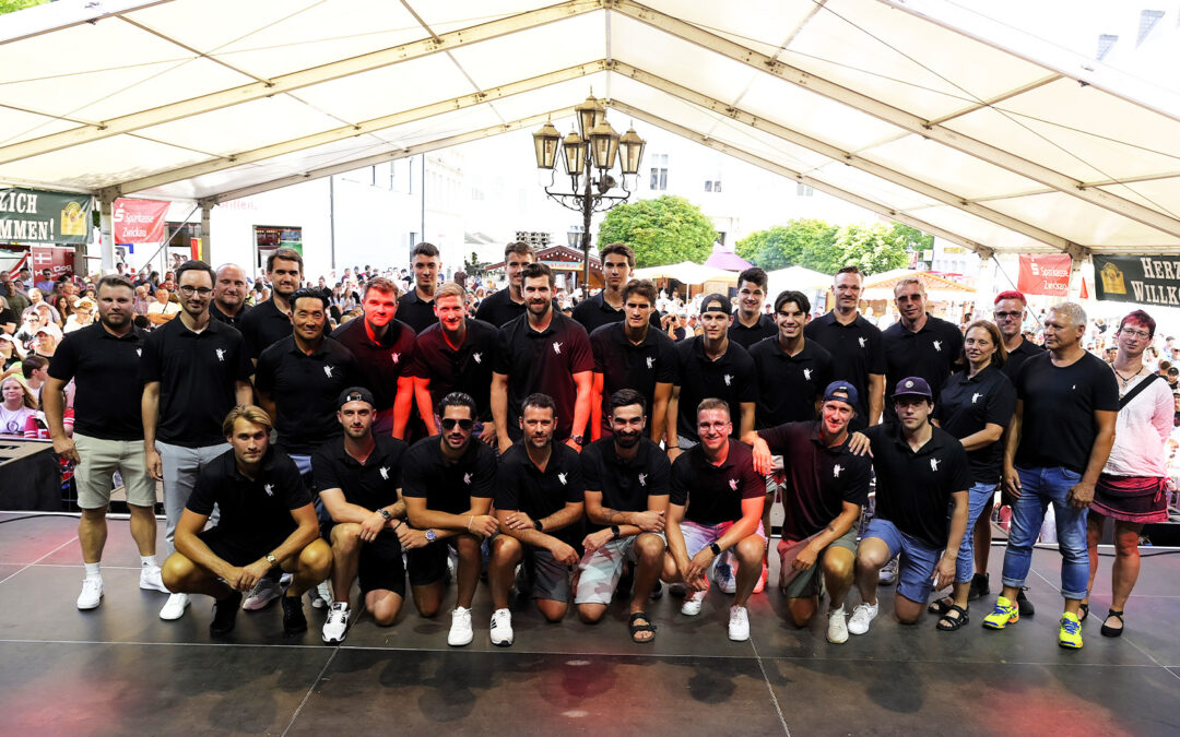 Eispiraten mit Teamvorstellung auf dem Marktfest in Crimmitschau